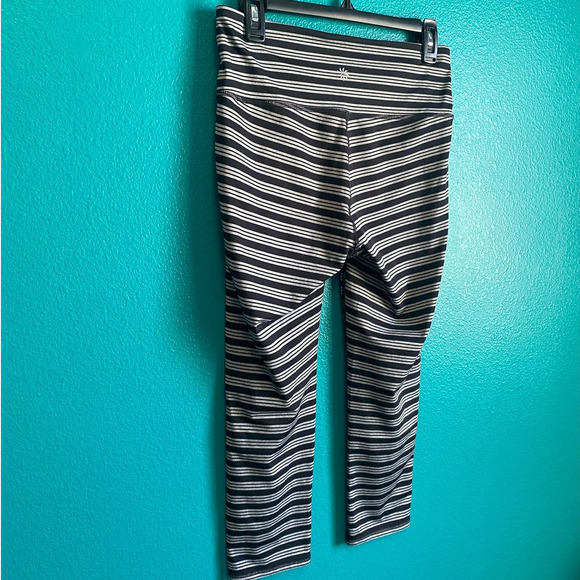 Athleta Gray & Black Stripe Capri Leggings Women's Medium - Picture 6 of 7